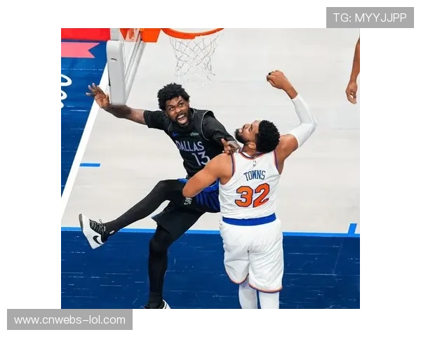 尼克斯vs猛龙场边现名人球迷，说唱巨星Drake与布伦森互动引欢呼